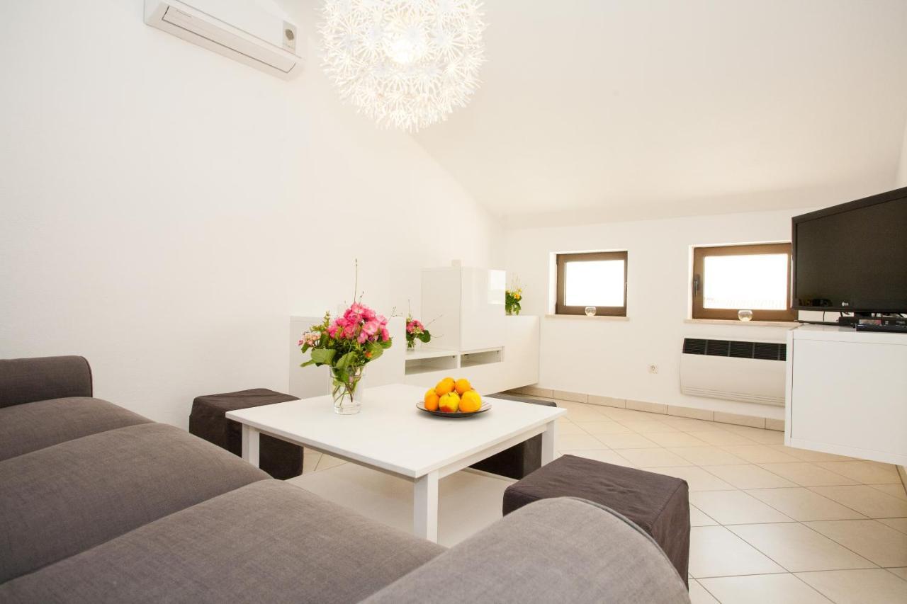 Dino Apartma Krk Town